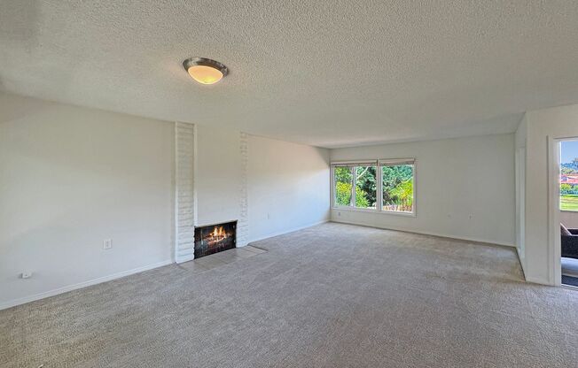 Spacious 2B/2.5BA Townhome w/ Stunning Views, AC & Garage – Available Now! (Month to Month)