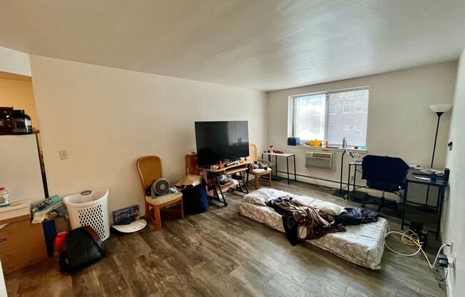 2 beds, 1 bath, $1,325, Unit 108