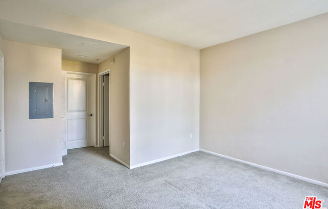 6400 CRES PKWY