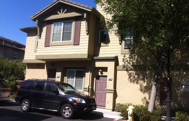 End unit ownhouse with garage walking distance to Great Mall