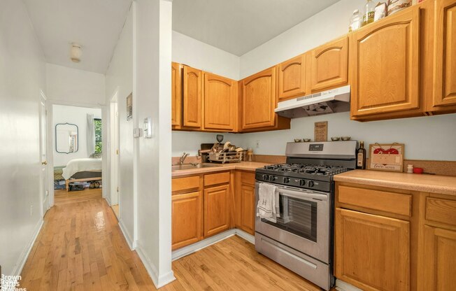 916 NICHOLAS AVE 3