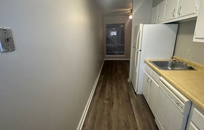 1 bed, 1 bath, 700 sqft, $700