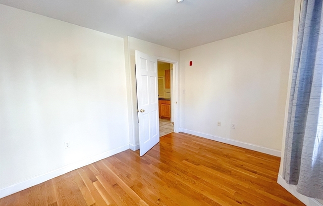 3 beds, 1 bath, 750 sqft, $4,600, Unit 204