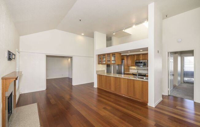 Light and Bright 2 Bed, 2 Bath Condo in Downtown Palo Alto!