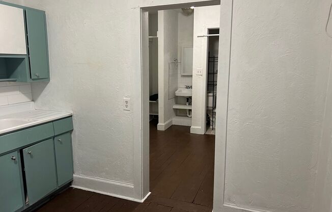 Studio, 1 bath, 300 sqft, $1,300, Unit 401 Colonia Ln, E. #F