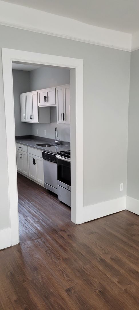 2 beds, 1 bath, 778 sqft, $1,595, Unit 16