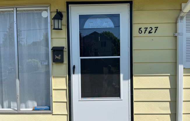 Charming 3 bedroom, 1 bath home in the Mt. Scott-Arleta Neighborhood.