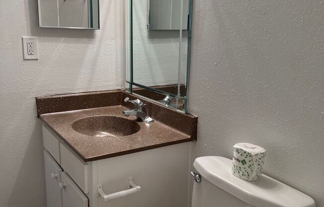 2 beds, 1 bath, 859 sqft, $1,050, Unit 01-005