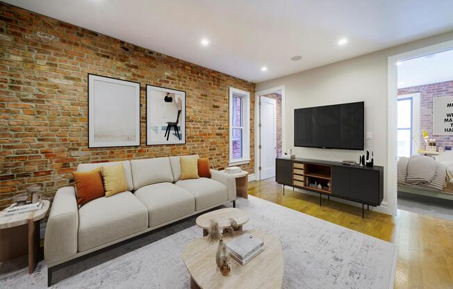 321 W 11 ST