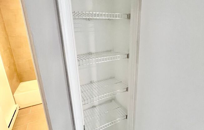 2 beds, 1 bath, $1,515, Unit 451 Frizzell Avenue Unit D R