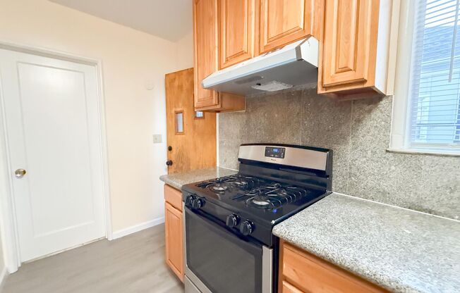 3 beds, 1 bath, $2,800, Unit 1719