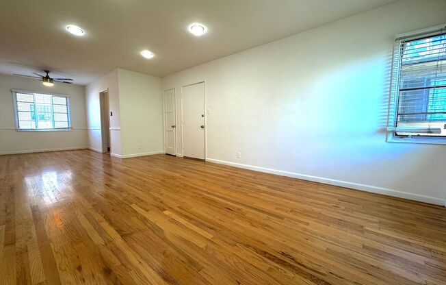 Top Floor Hollywood 1Bed/1Bath Walking Distance to Hollywood Bowl!