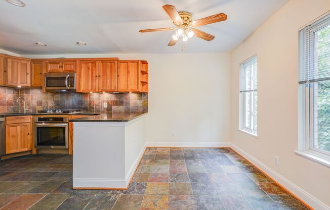Super Spacious 2 Bedroom Apartment in Park Spring!