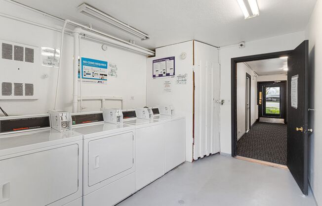 3 beds, 2 baths, $2,900, Unit 1301-3E