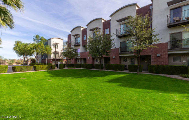 525 W Lakeside Dr