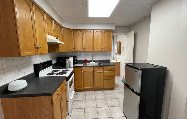 Studio, 1 bath, 400 sqft, $1,050, Unit 2F