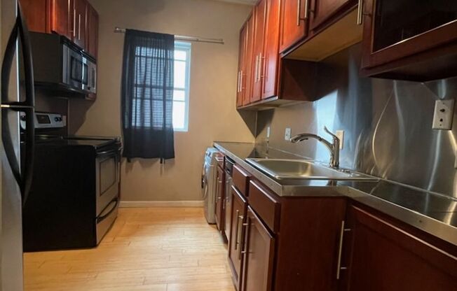 Gated 2 Bedroom Condo With Parking!!