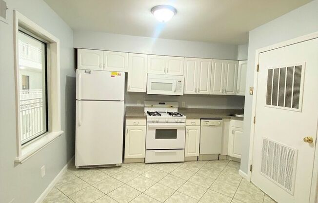 2 beds, 1 bath, $2,300