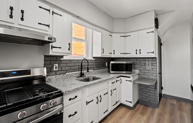 Beautiful 3 Bedroom House in Carrick Available May 1!