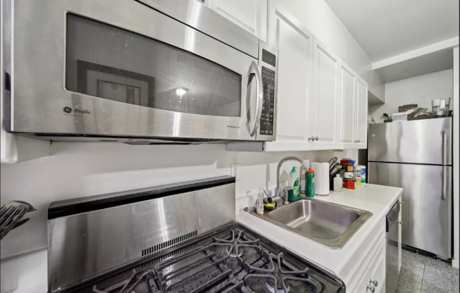 142 E 49 ST