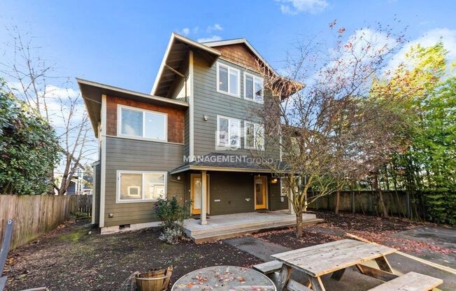 Modern Close-In NE Portland Townhome -- Light & Bright!