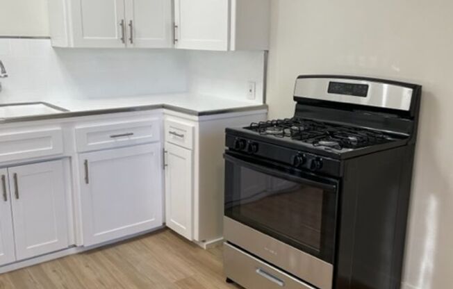 2 beds, 1 bath, $1,995, Unit H