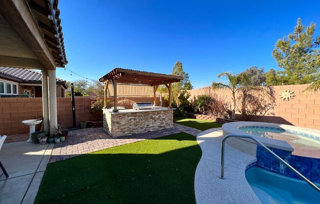 1 Story 4Bed Pool Built in BBQ