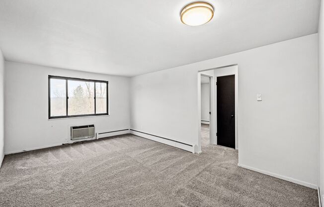 2 beds, 1 bath, 850 sqft, $949, Unit 10615 Lindberg Ave. C4 - Apt. 4