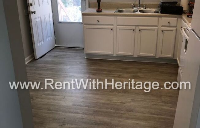 FANTASTIC 2 BEDROOM 1.5 BATH DUPLEX WITH ALL THE UPGRADES / GREAT LOCATION