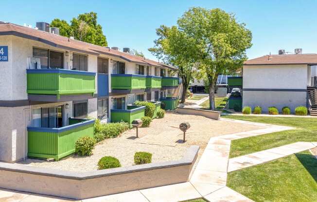 a view of a courtyard in front of some apartments