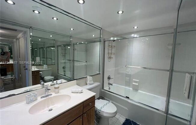 2 beds, 2 baths, 1,030 sqft, $4,000, Unit 5161 Collins Ave appt 1711