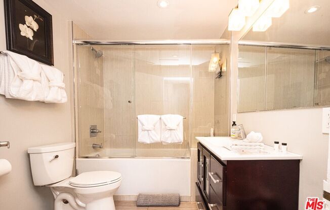 1 bed, 2 baths, 966 sqft, $5,700, Unit 901