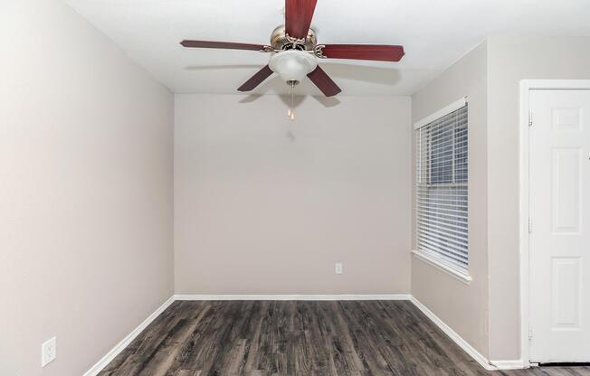 2 beds, 2 baths, 976 sqft, $1,300