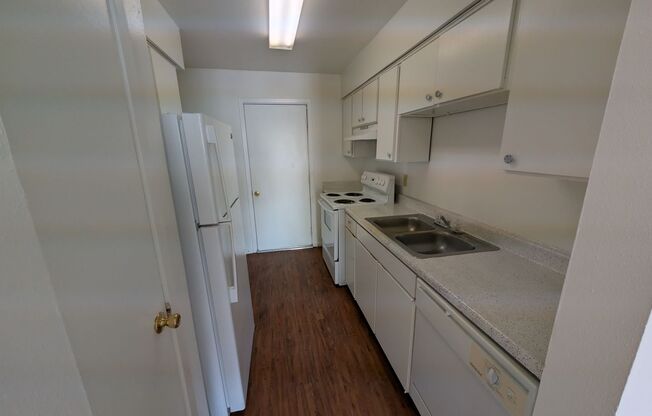 1 bed, 1 bath, 816 sqft, $835, Unit TH 142