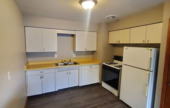 2 beds, 1 bath, 825 sqft, $945, Unit 4