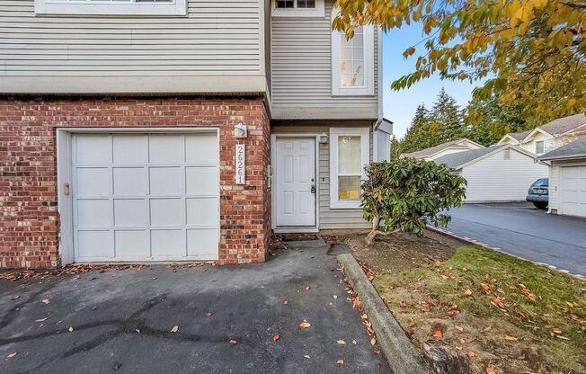 Kent East Hill Townhome with Garage & Patio