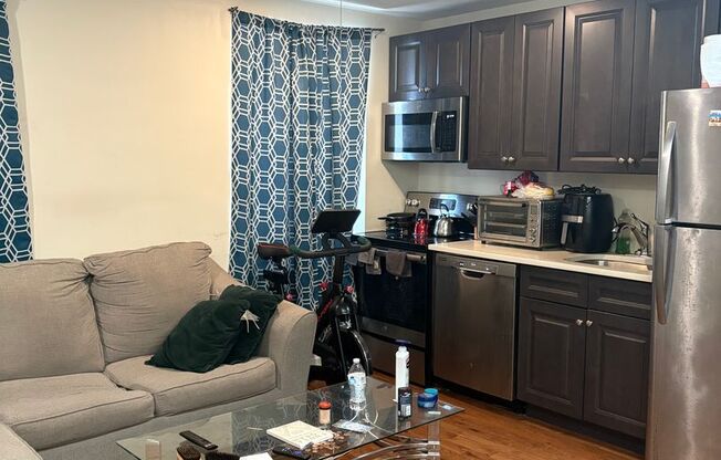 1 bed, 1 bath, $1,095, Unit 3R