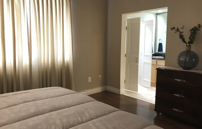 2 beds, 2 baths, $2,400, Unit # 206