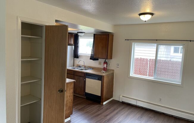 2 beds, 1 bath, $1,495, Unit Unit #4