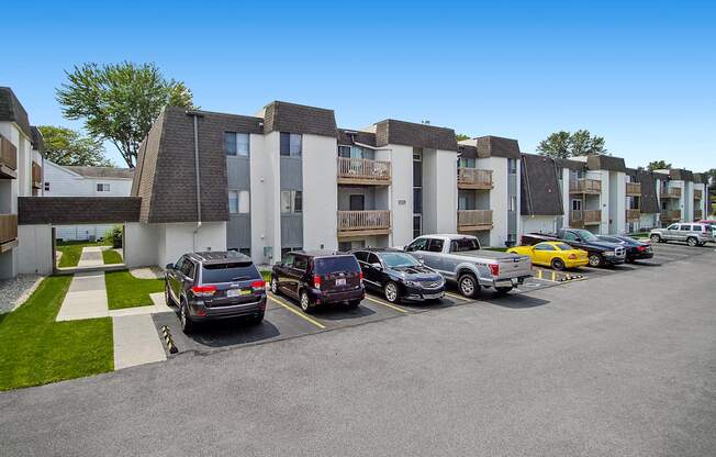exterior view of the enclave at woodbridge apartments in sugar land, tx
