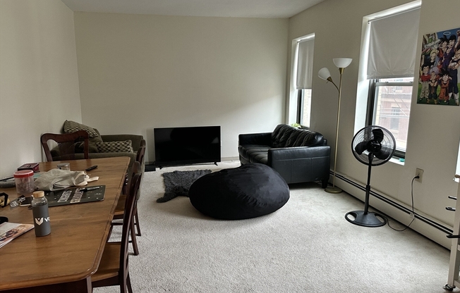 2 beds, 1 bath, $2,521, Unit 21