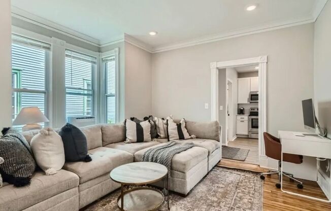 Gorgeous Main Level Newly Redone, Deck, Private Laundry, Upscale Payne-Phalen, Pets Ok!