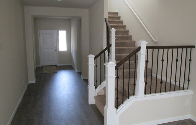 Like New, 4 Br 2.5 bth + Bonus Room 21 x 18, quartz countertops, SS Appliances,  fenced yard, walk to park!
