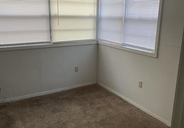 3 beds, 1 bath, $950