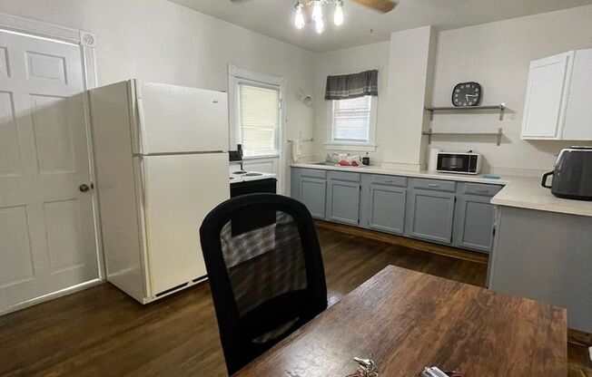 2 beds, 1 bath, $1,000, Unit 1234 (lower)