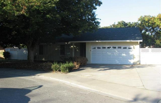 3 bedroom 2 bath with Pool Off of Oakdale Road