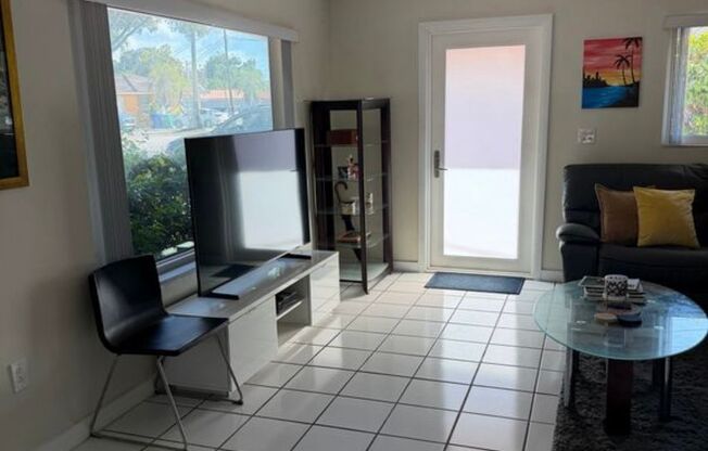 Private Bedroom w/ Private Bath in Spacious 1,100 Sq Ft Home – Prime Location