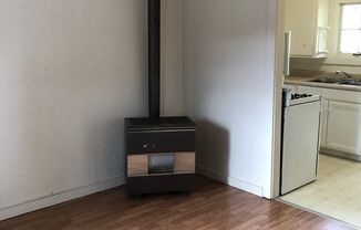 2 beds, 1 bath, $800, Unit Apt 2