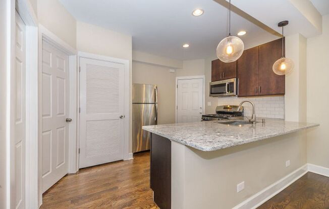 Renovated 2 Bed in Great Logan Square / East Humboldt Location