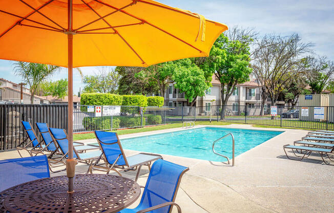 Poolside Dining Tables at River Oaks Apartments & Townhomes, Hanford, California
